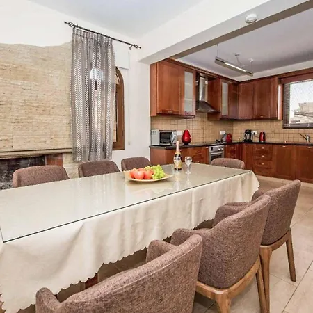 Nikos Villa